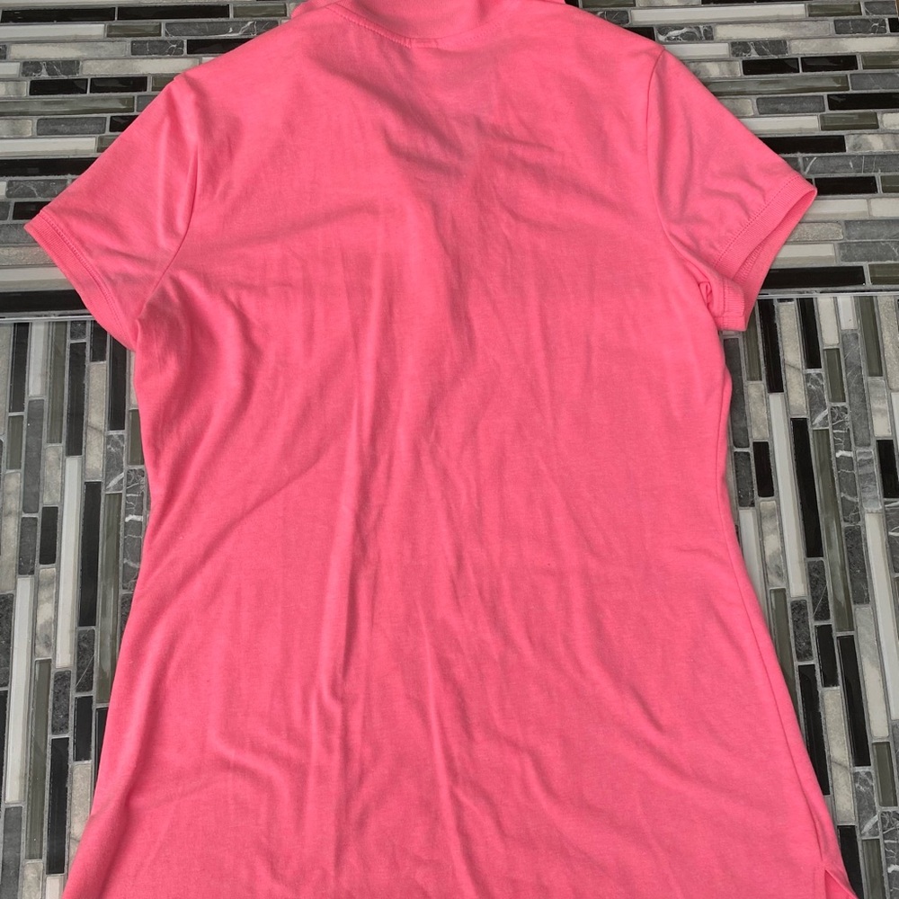 Selling a short sleeve T-shirt, pink, large, no boundaries